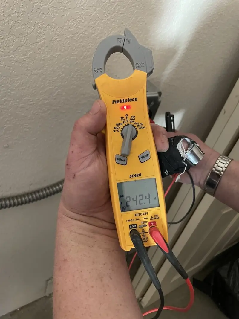 Voltage testing with clamp meter during Aluminum Wiring Replacement in Riga